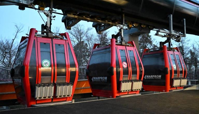 Težave ob odprtju smučišča: Tehnična napaka ustavila Pohorsko vzpenjačo