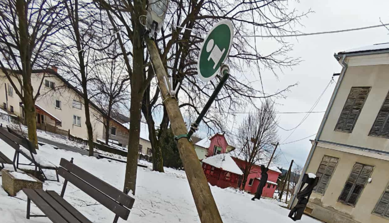 Nevarne razmere pri stari šoli