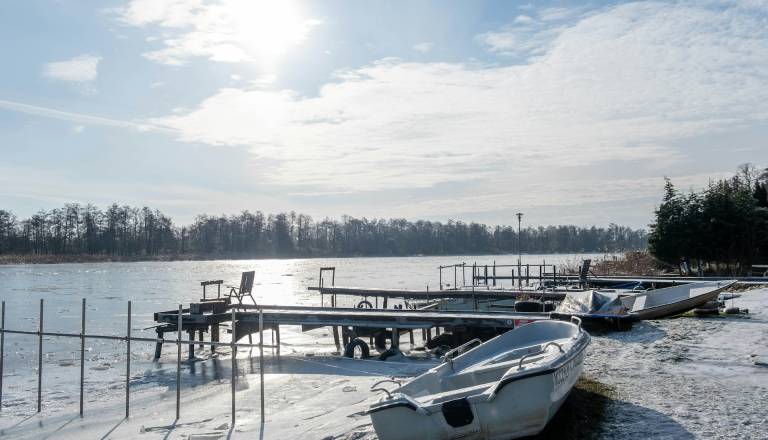 Tragedija na meji: Prevrnil se je čoln z migranti, en mrtev