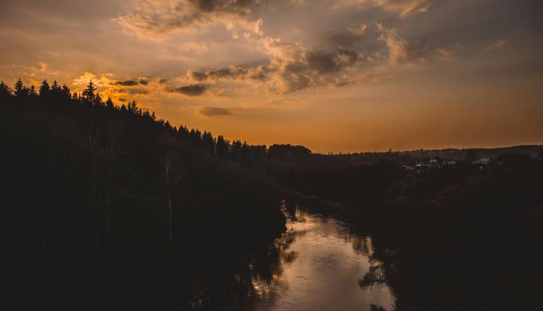 Drama na meji: Prevrnjen čoln z migranti terjal smrtno žrtev