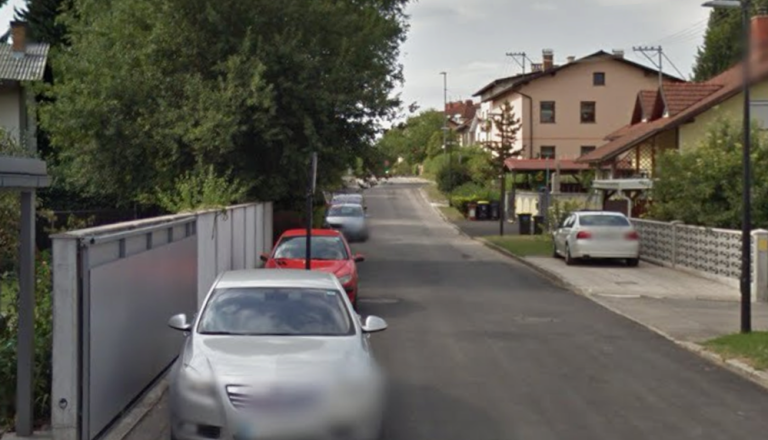 Težave na tej ljubljanski ulici, voda škropi pešce, asfalt se pogreza