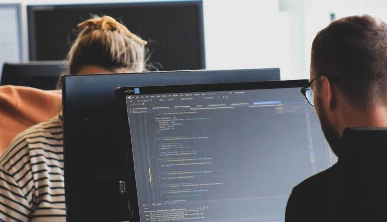 Slovenija med najboljšimi: Štirje dijaki tekmujejo na mednarodni olimpijadi umetne inteligence v Ljubljani