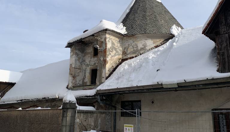 Obnova Starološkega gradu se nadaljuje, zapora dela javne površine do oktobra