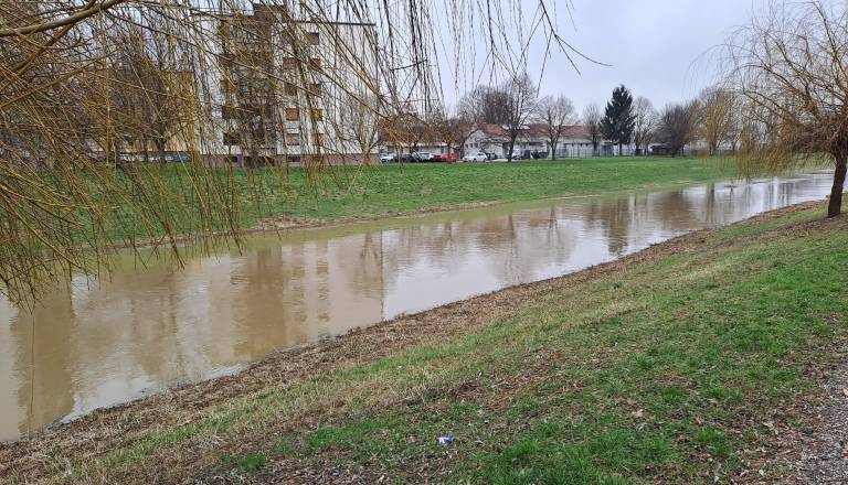 FOTO: Zaradi taljenja snega pretoki v Pomurju visoki – kaj sledi?