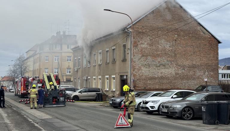 FOTO in VIDEO: Zagorelo v stanovanjski stavbi v Melju