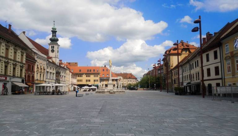 Mariborska občina v strogem centru mesta oddaja dve parkirni mesti. Kakšna je mesečna najemnina?