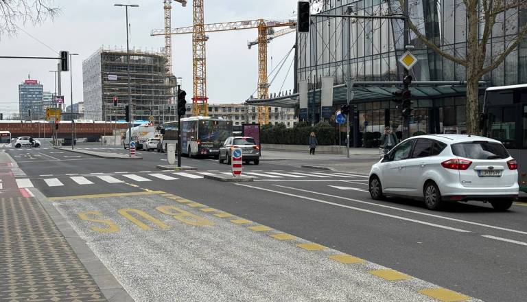 Na Bavarskem dvoru omagal semafor, zato previdno na Slovenski cesti