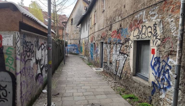 FOTO: Strešniki padajo na šolarje! Pasaža na Komenskega ogroža otroke