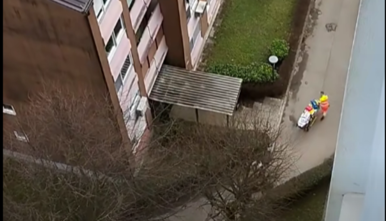 VIDEO: V Štepanjskem naselju: Reševalec obtičal pred ramo, bolnika in vso opremo nosili po ulici!