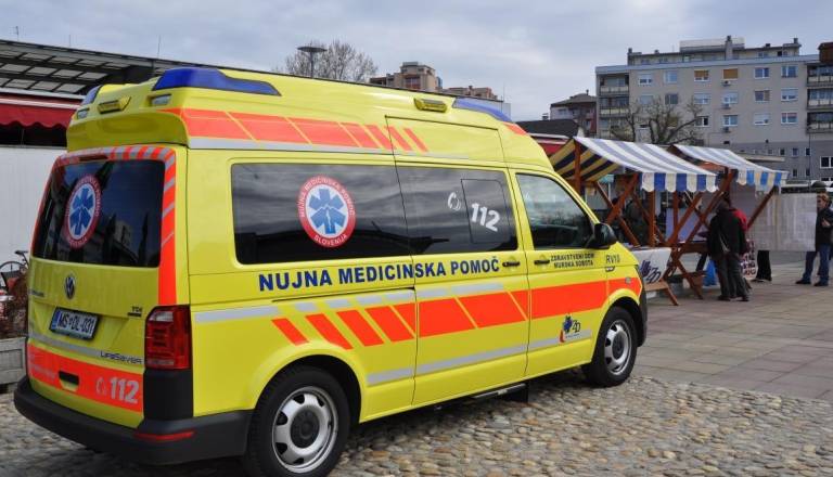 Huda delovna nesreča: 36-letnega moškega povozil delovni stroj