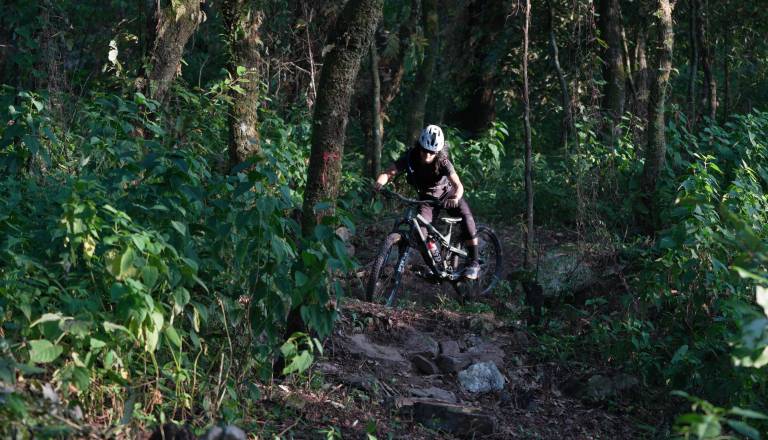 Na Debnem vrhu obtičal kolesar