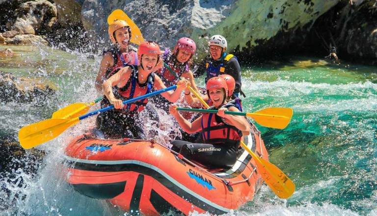 Adrenalin, ki bo povezal vašo ekipo: rafting kot ključ do boljše komunikacije in zaupanja v podjetju