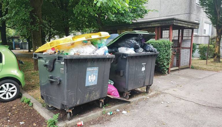 S smetmi prihajajo ponoči – kombiji praznijo odpadke v tuje zabojnike, vmešal se je Janković