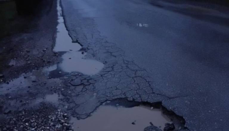 Cesta v Prod postaja past za kolesarje in pešce: Župan obljublja 'nujno sanacijo', kdaj pa bo nova cesta?