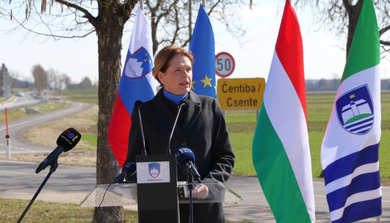 Ministrica Alenka Bratušek in lendavski župan odprla prenovljeno cesto Lendava–Pince