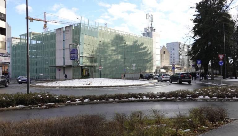 Pomanjkanje parkirnih mest in oderuške cene. Državljanka predlaga, da strošek krije zdravstvena zavarovalnica