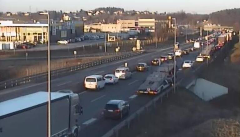 Zaradi nesreče na štajerski avtocesti zaprt vozni pas, nastaja zastoj