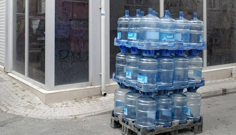 Izredne razmere sprožile naval: Štajerci pokupili pitno vodo, zaloge naj bi pošle