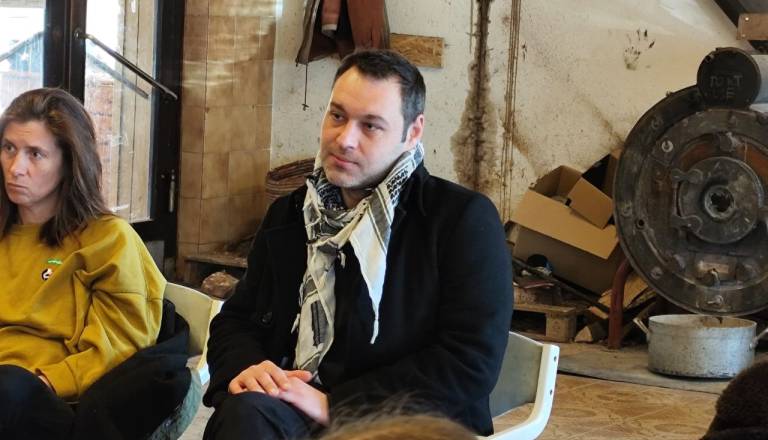 FOTO in VIDEO: 45 vabil na sodišče v PLAC-u! Golob zdaj molči, oglasil se je Kordiš 