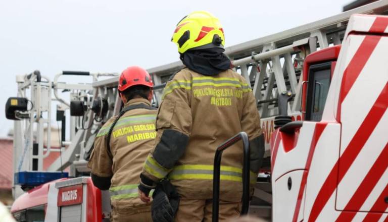 Poklicnim gasilcem prekipelo, napovedali celo stavko