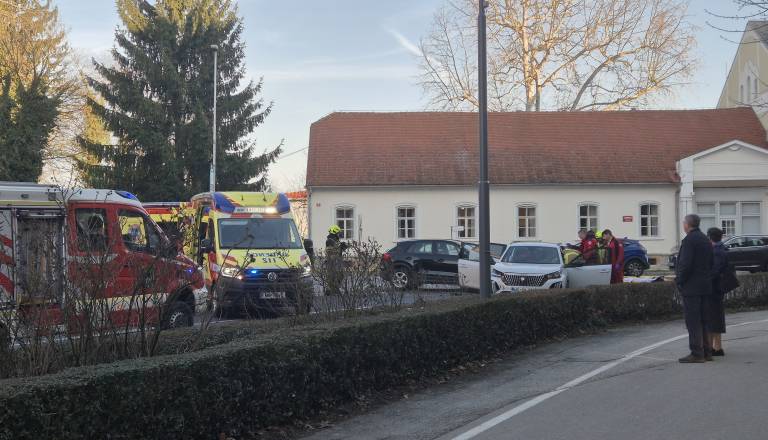 55-letna voznica izsilila prednost na Lendavski ulici, dve osebi poškodovani