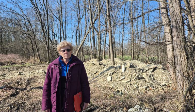 FOTO in VIDEO: Gradbeni materiali in razpadajoče azbestne plošče ob vodnem zajetju: »Se sploh zavedamo, da zastrupljamo vodo?«