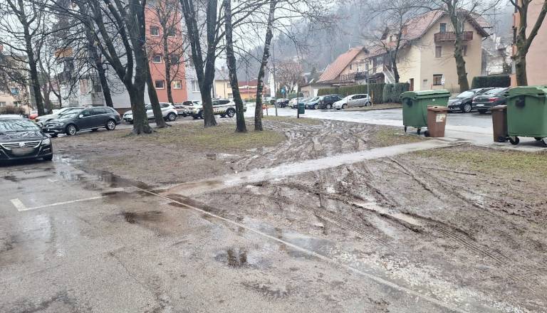 Občina domačinom: To ni parkirišče 
