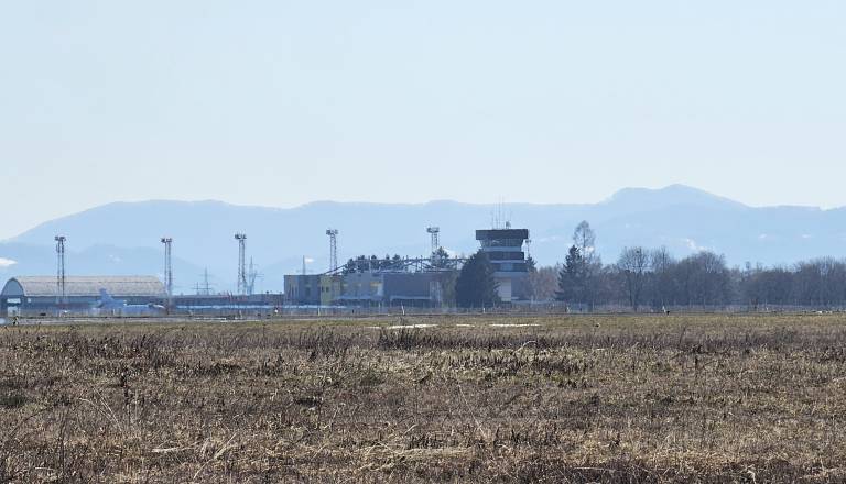 Skrivnostna naprava na mariborskem letališču. Kaj stoji ob stezi?