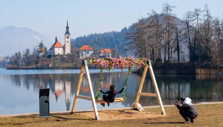 Simbol Bleda je ptica iz raja, zdaj so jo 'vtisnili' na darilo, ki ga bodo poklanjali zelo redko