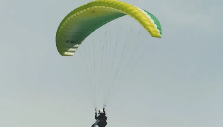 Huda nesreča jadralnega padalca, nenadoma se mu je zaprlo padalo