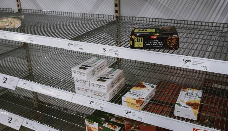 Zakaj so nekatere police v Hoferju napol prazne? To odgovarja trgovec