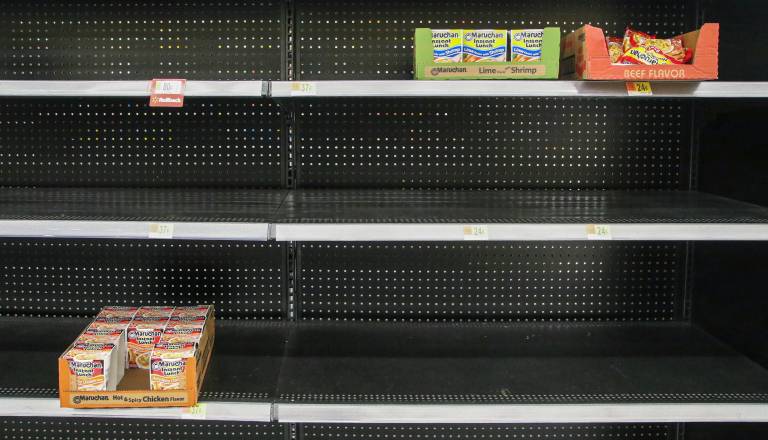 Zakaj so police v Hoferju na pol prazne? Trgovec pojasnjuje razloge