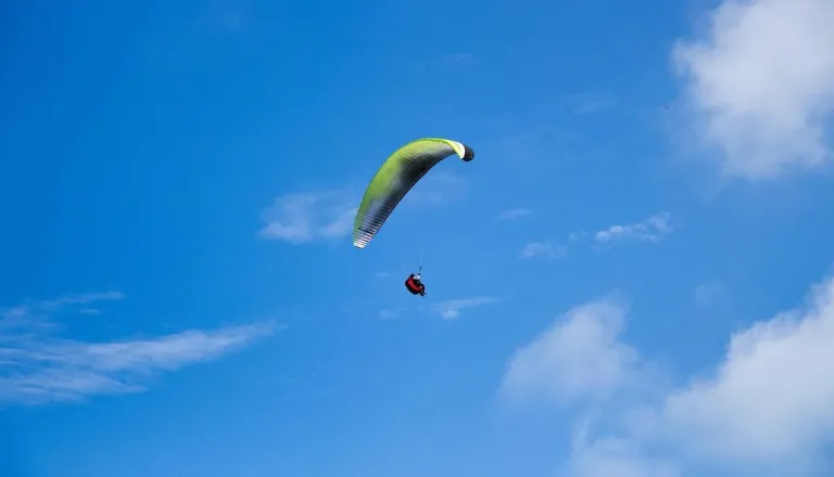 Drama nad Kamniškim vrhom: Padalec z višine padel na trda tla