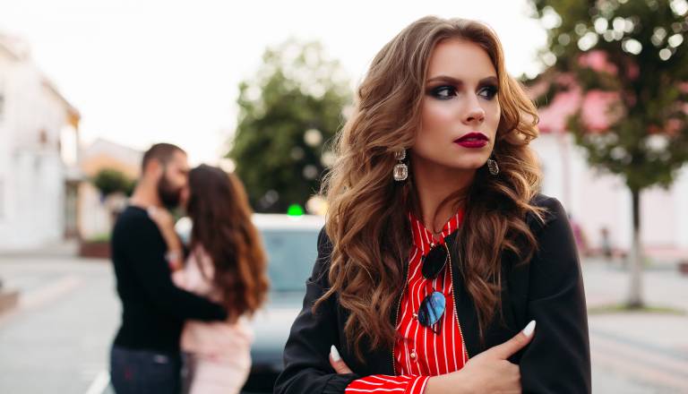 Magnetna privlačnost ali nevarno ljubosumje? Današnji kvadrat planetov bo preizkušal zvestobo