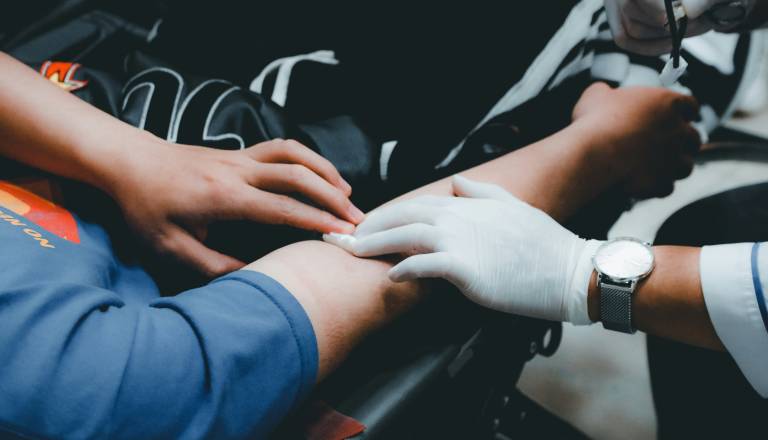 Kri za vodo: Zaposleni v javnem holdingu vabijo na krvodajalsko akcijo v Mariboru