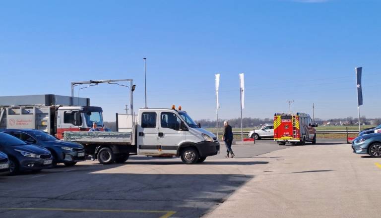 Z avtomobilom trčil v kombi, sopotnica lažje poškodovana