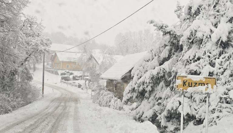 Rekordne padavine in obsežen snegolom, agencija za okolje izdala poročilo 