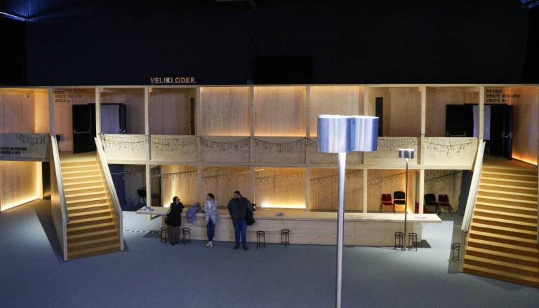 Streha v začasni Drami na Litostrojski zamaka, stara stavba v središču Ljubljane pa propada – kaj čaka gledališče v Ljubljani?