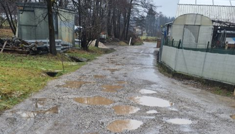 Kanalizacija na Mladinski ulici na Rožniku šele do 2029, asfalt pozneje