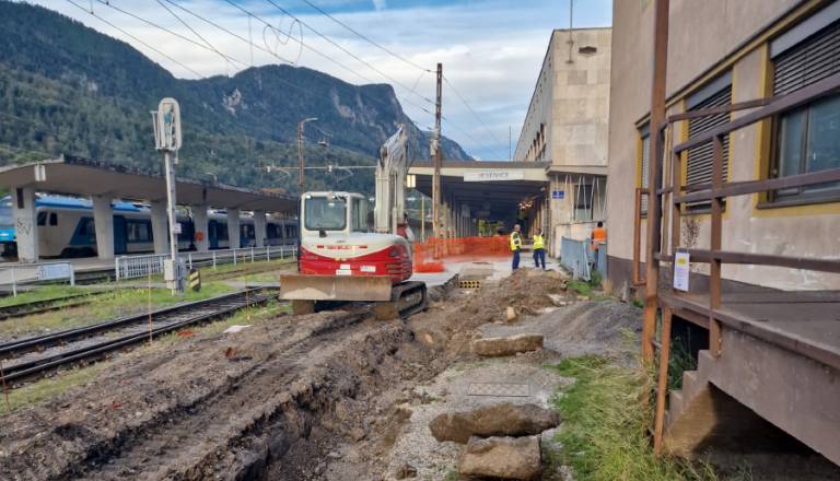 Nevarno prečkanje proge na Jesenicah: Otroci kljub opozorilom hodijo čez tire