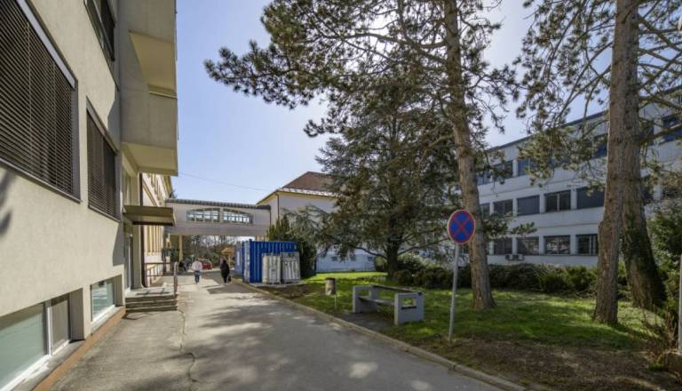 Ptujska bolnišnica uvaja plačljivo parkiranje. Preverite, koliko boste odšteli za eno uro