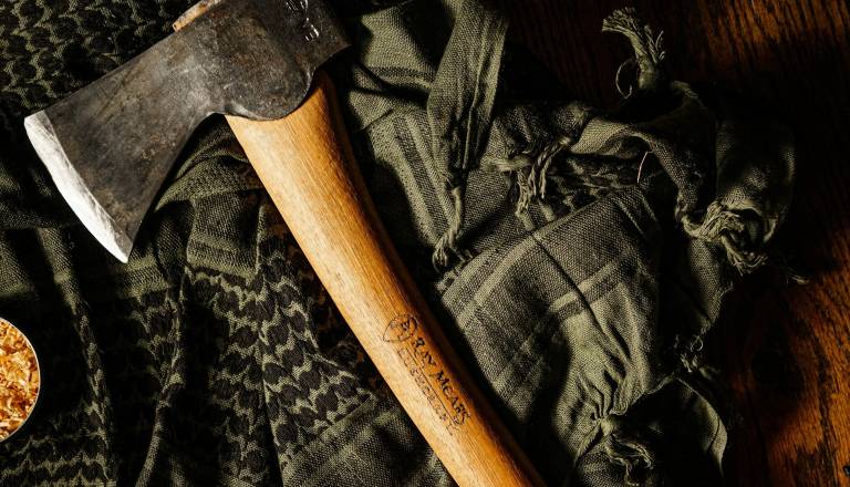 Spor se je končal krvavo: S sekiro nad soseda, zdaj ga čaka zapor