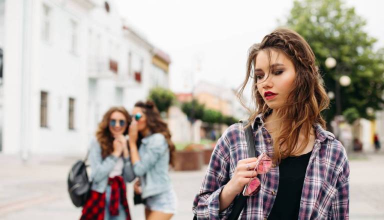 Močna privlačnost ali tvegana odločitev? Zvezde tresejo ljubezenske temelje