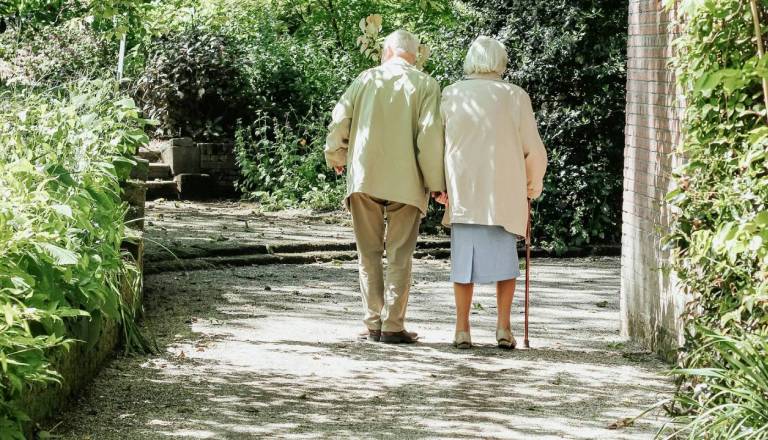 Danes je dober dan za upokojence, na račune jim bodo kapnile višje pokojnine
