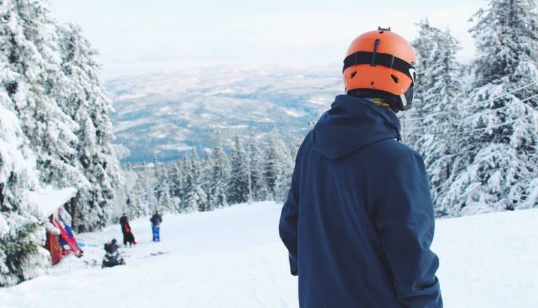 Mariborski policisti obravnavali nesrečo na smučišču: Otrok pri smučanju po klancu navzdol padel in se huje poškodoval