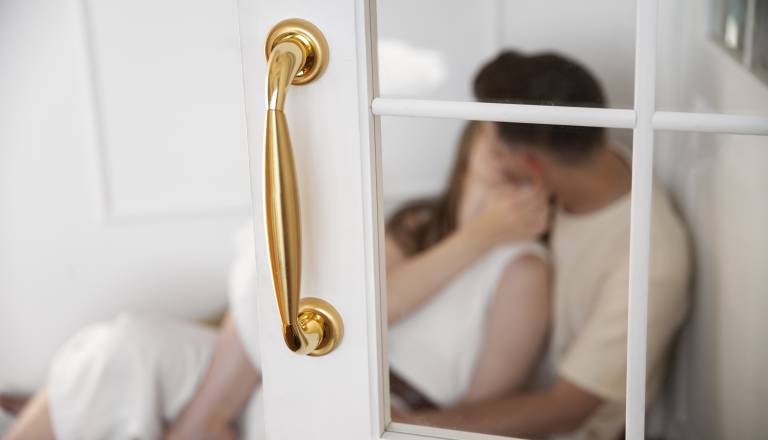 Nekdo, ki je bil zdavnaj prečrtan, bo potrkal na vrata tega znamenja