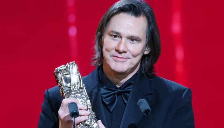 Igralec presenetil z spremenjenim videzom na podelitvi nagrad, oboževalci komentirajo: »To ni on«