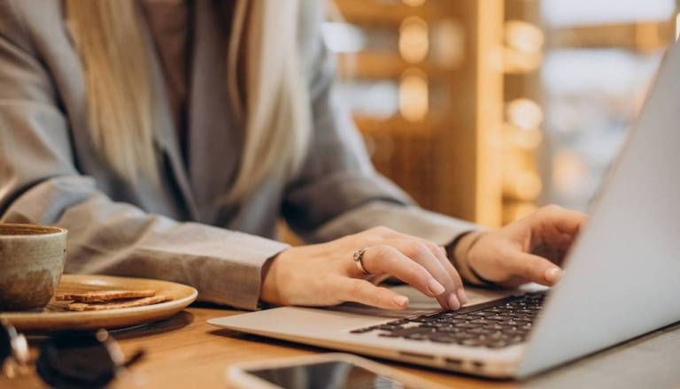 Od nadzornika parkirišč do sodelavca za sodne zadeve, to so prosta delovna mesta na Gorenjskem