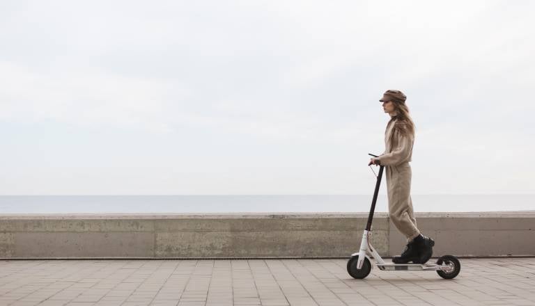 Od danes naprej višja starostna omejitev za vožnjo z e-skiroji