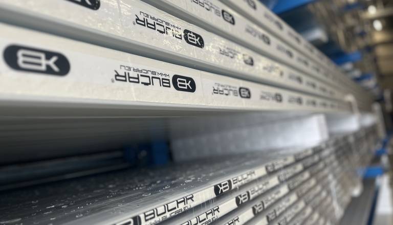 Sodobne strešne kritine: kdaj izbrati strešne panele in kdaj klasično pločevinasto kritino?